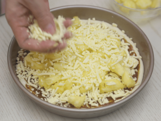 9、菠萝披萨,再撒上一层芝士