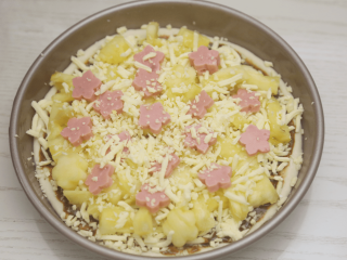 11、菠萝披萨,再撒上一层芝士