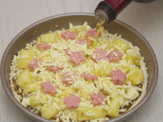 12、菠萝披萨,淋上橄榄油，烤箱230度预热后，上火改成210度烤18分钟即可出炉