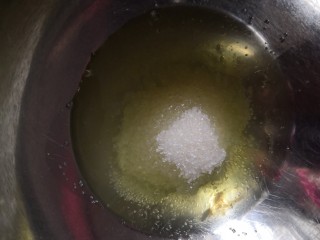 1、芝麻薄脆饼干,蛋白里加入细砂糖。