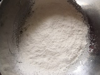 3、芝麻薄脆饼干,筛入低粉。
