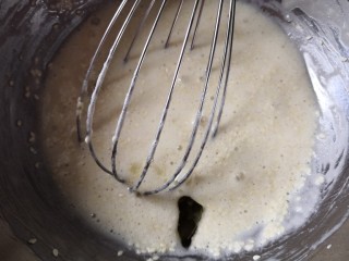 6、芝麻薄脆饼干,加入玉米油。