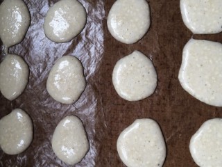 8、芝麻薄脆饼干,挤在铺油布的烤盘上。