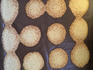 9、芝麻薄脆饼干,烤箱提前预热，上下火中层150度20分钟左右（时间温度仅供参考）后5分钟盯着点。