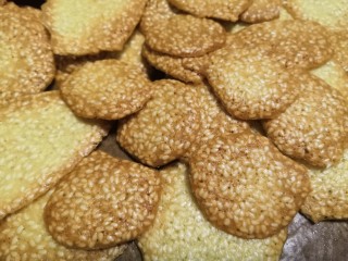 10、芝麻薄脆饼干,凉了很轻松的从油布拿下（如果沾或吃起不脆可回炉低温烘烤）。