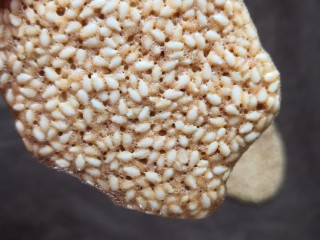 14、芝麻薄脆饼干,满口香。