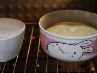 4、土豆培根披萨,发酵至1.5倍大,戳洞不回缩.