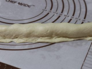 7、土豆培根披萨,整理出多余的面团,包进火腿,切断!