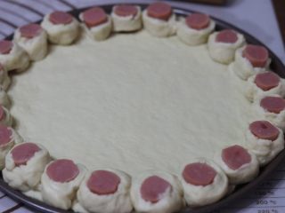 8、土豆培根披萨,切成一段段沿围圈摆好,