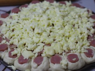 14、土豆培根披萨,铺上培根,喜欢就多放一些!没有要求!