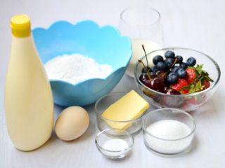 1、香甜鲜果松饼,材料准备好