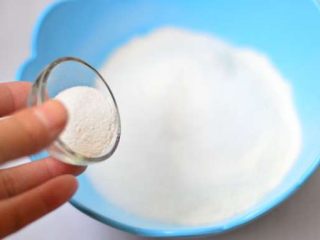 2、香甜鲜果松饼,泡打粉、砂糖与低粉混合待用