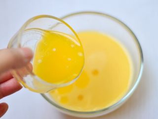 5、香甜鲜果松饼,加入隔温水融化的黄油