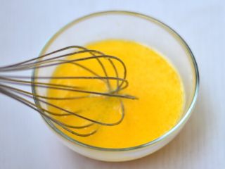 6、香甜鲜果松饼,搅拌均匀