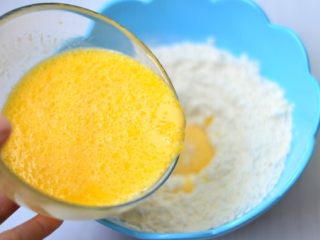 7、香甜鲜果松饼,倒入面粉碗中