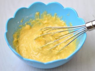 8、香甜鲜果松饼,轻轻搅拌均匀