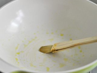 9、香甜鲜果松饼,锅里刷一层食用油