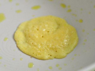 11、香甜鲜果松饼,待面糊起泡,微微隆起即可翻面