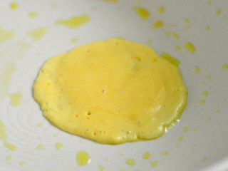 10、香甜鲜果松饼,倒入一小勺面糊