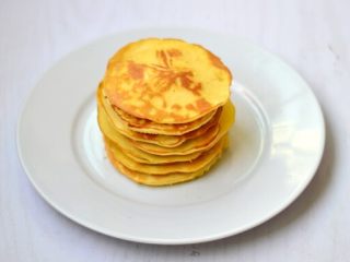 13、香甜鲜果松饼,煎好的松饼放入碗中