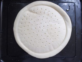 1、家常香菇披萨,饼皮提前拿出来放烤盘里软化