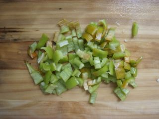 2、家常香菇披萨,青椒洗净切小块