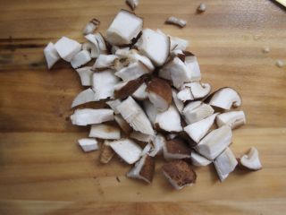 3、家常香菇披萨,香菇也洗净切小块