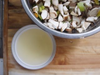 4、家常香菇披萨,可以倒点油进去拌均匀