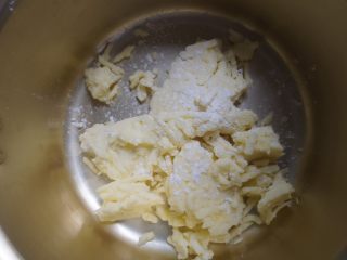 8、家常香菇披萨,我买的芝士不太好，最好买块状的用擦土豆的擦最好，我撒了点面粉把结成块的好分开。