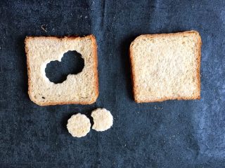 3、早餐+鸡蛋芝士土司面包,在将磨具顺着压过后的边压出另一个圆