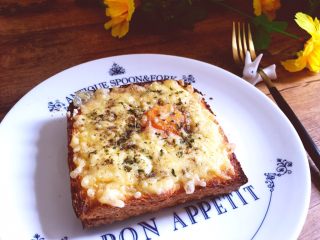 12、早餐+鸡蛋芝士土司面包,将烤好的鸡蛋芝士土司面包装盘即可开吃，只要烤到芝士融化就好