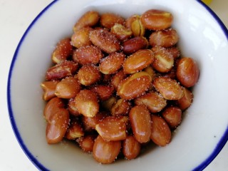 4、手撕鸡胸肉,花生米皮颜色变红，出香味即可盛出，撒上一点盐。