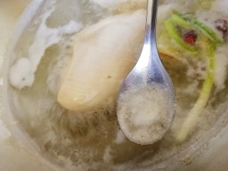 7、手撕鸡胸肉,大火煮开，撇去浮沫。