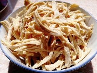10、手撕鸡胸肉,鸡胸肉在汤汁中冷却，捞出手撕成条。