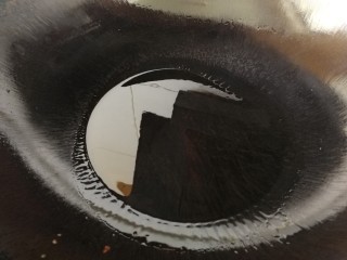 13、手撕鸡胸肉,热锅烧油。