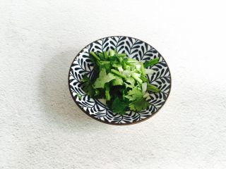 6、虫草花拌金针菇,香菜洗净切碎