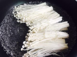 7、虫草花拌金针菇,锅中加入饮用水大火烧开放入金针菇