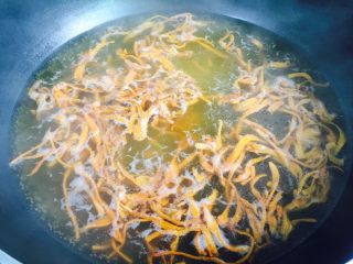 11、虫草花拌金针菇,焯烫两分钟