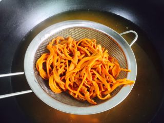 12、虫草花拌金针菇,用筛网捞起沥干水分