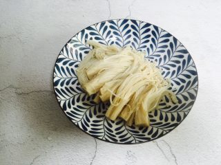 13、虫草花拌金针菇,金针菇放入盘中