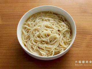 4、你绝对没吃过的螺蛳粉汉堡,将螺蛳粉米粉煮软至筷子能够夹断，加入螺蛳粉卤水，鸡蛋搅拌均匀，备用。另备一小碗打三颗鸡蛋搅拌均匀