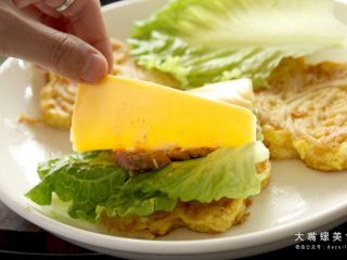 9、你绝对没吃过的螺蛳粉汉堡,加上一片芝士。（超市就有卖哦）