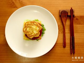 14、你绝对没吃过的螺蛳粉汉堡,最后盖上一片螺蛳粉鸡蛋饼，一个美味的螺蛳粉中式汉堡就完成了。（作为一个颜控，就冲着这颜值，小编先流口水为敬(¯﹃¯)了）