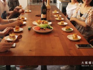 18、你绝对没吃过的螺蛳粉汉堡,这色泽看起来真的很诱人啊，那味道究竟如何呢，先来看看我们“黑料家族”的试吃体验吧（有图有真相，听说汉堡与跟红酒更配哦~）