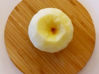 3、苹果甜甜圈,用刀挖去两头的蒂