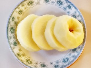4、苹果甜甜圈,切成如图的薄片，我一个苹果切了五片