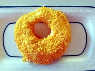 12、苹果甜甜圈,把裹满蛋液的苹果片放在面包糠里，让苹果片裹满面包糠