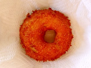 15、苹果甜甜圈,用厨房纸吸去多余的油