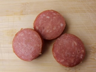 1、土司披萨,先准备几片香肠