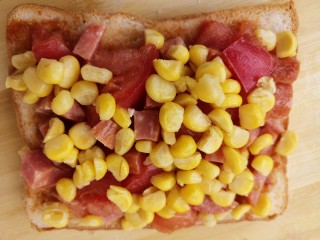 9、土司披萨,再摆上煮熟的玉米粒